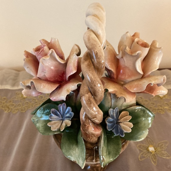 Vintage Capodimonte Basket with 2 Roses and 4 small flowers Hand Made in Italy - Picture 3 of 9